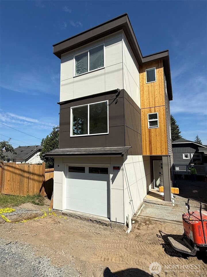 Property Photo: 5620 Wetmore Avenue B WA 98203