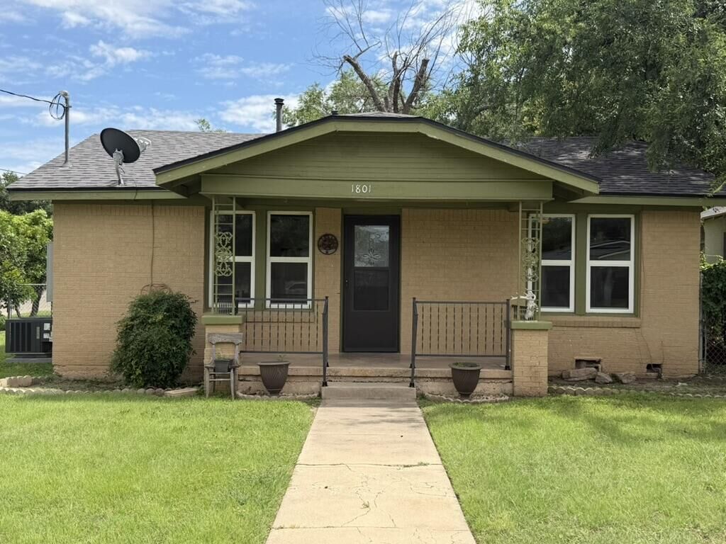 Property Photo:  1801 W Avenue I  TX 76901 