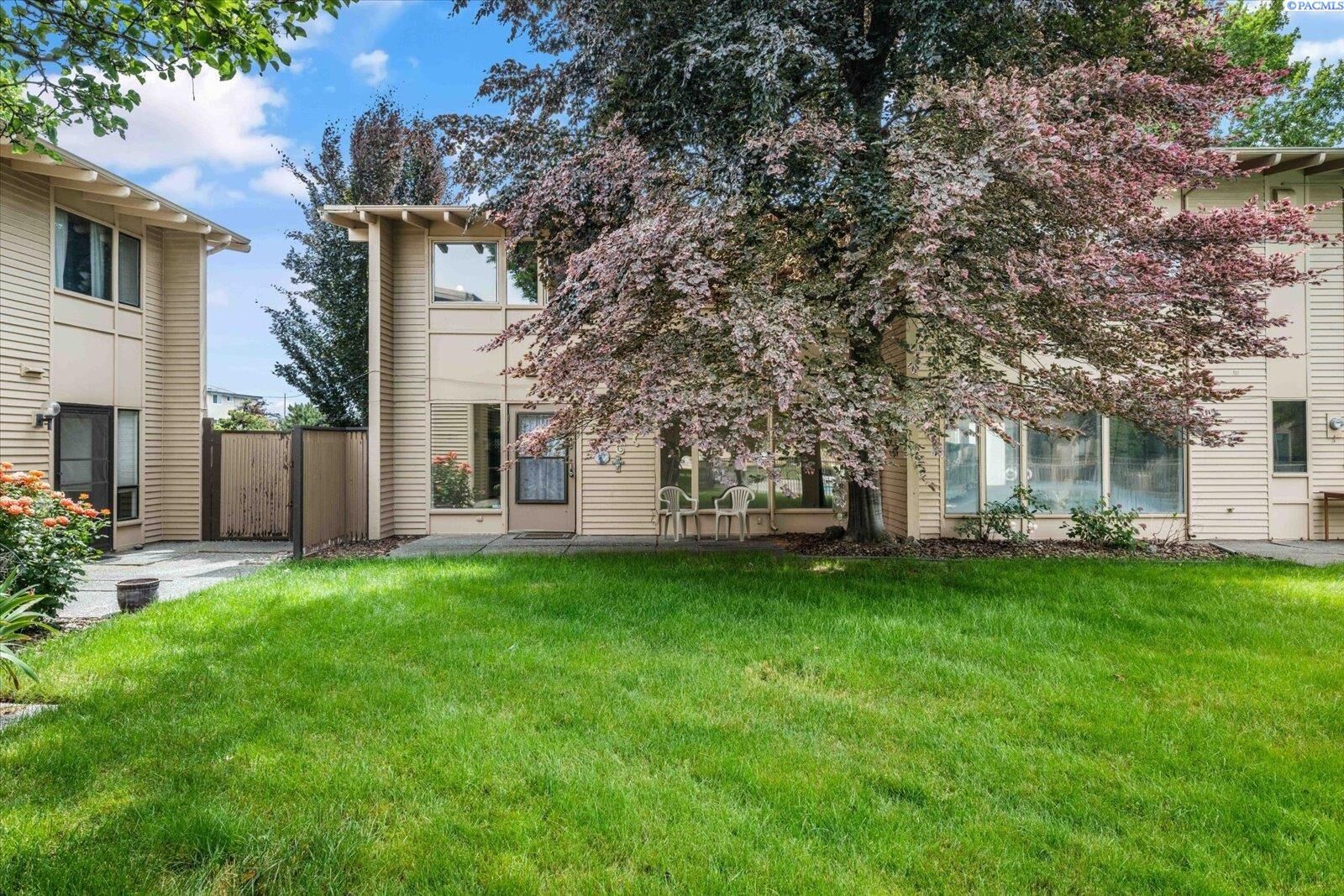 Property Photo:  1621 Mowry Square #201  WA 99354 