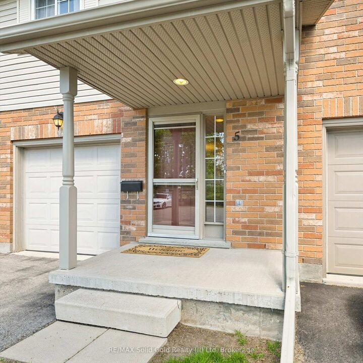 Property Photo: 15 Gregg Court 5 ON N2A 4H7