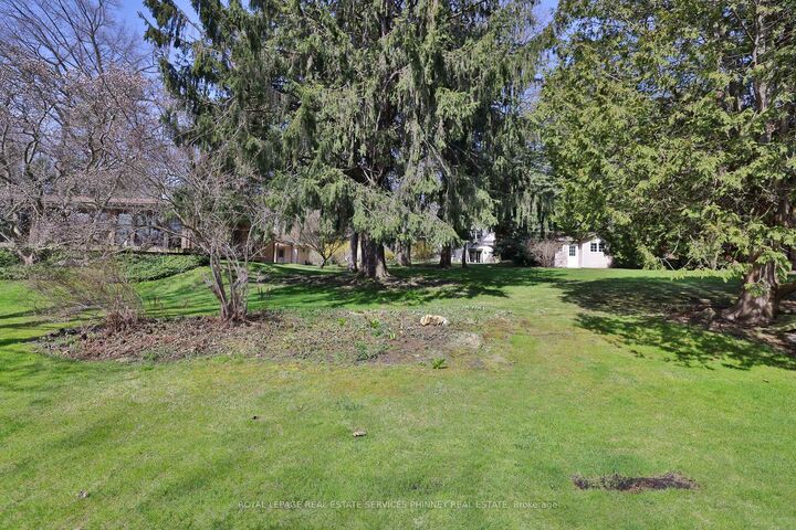 Property Photo:  845 Chaucer Avenue  ON L5H 2Z5 