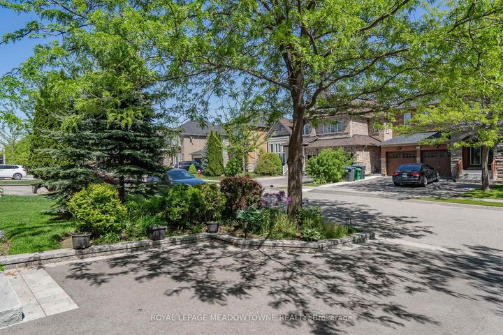 Property Photo: 26 Emperor Drive ON L6P 1X5