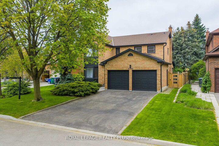 Property Photo:  4344 Dallas Court  ON L4W 4G7 