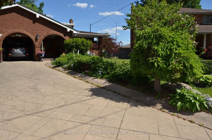 15 Brantley Crescent — photo 1