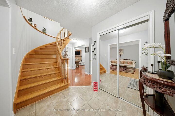 Property Photo:  276 Lech Walesa Drive  ON L5B 3W6 