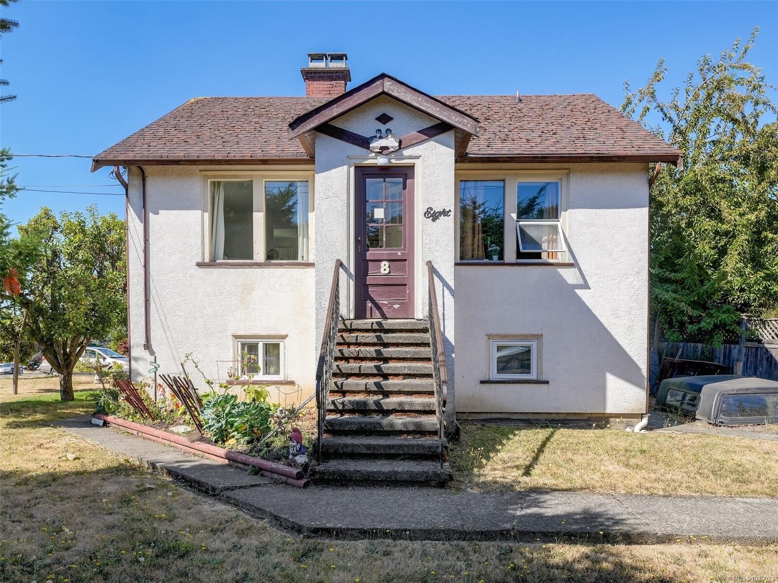 Property Photo: 8 Camden Ave BC V8Z 1P5
