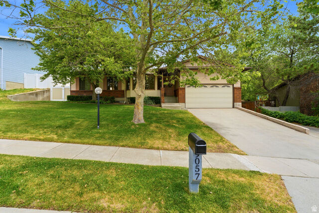 Property Photo:  9057 S Cherbourg Pl E  UT 84093 