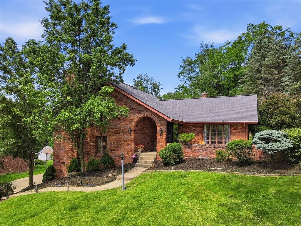 Property Photo:  2483 Southvue Drive  PA 15241 
