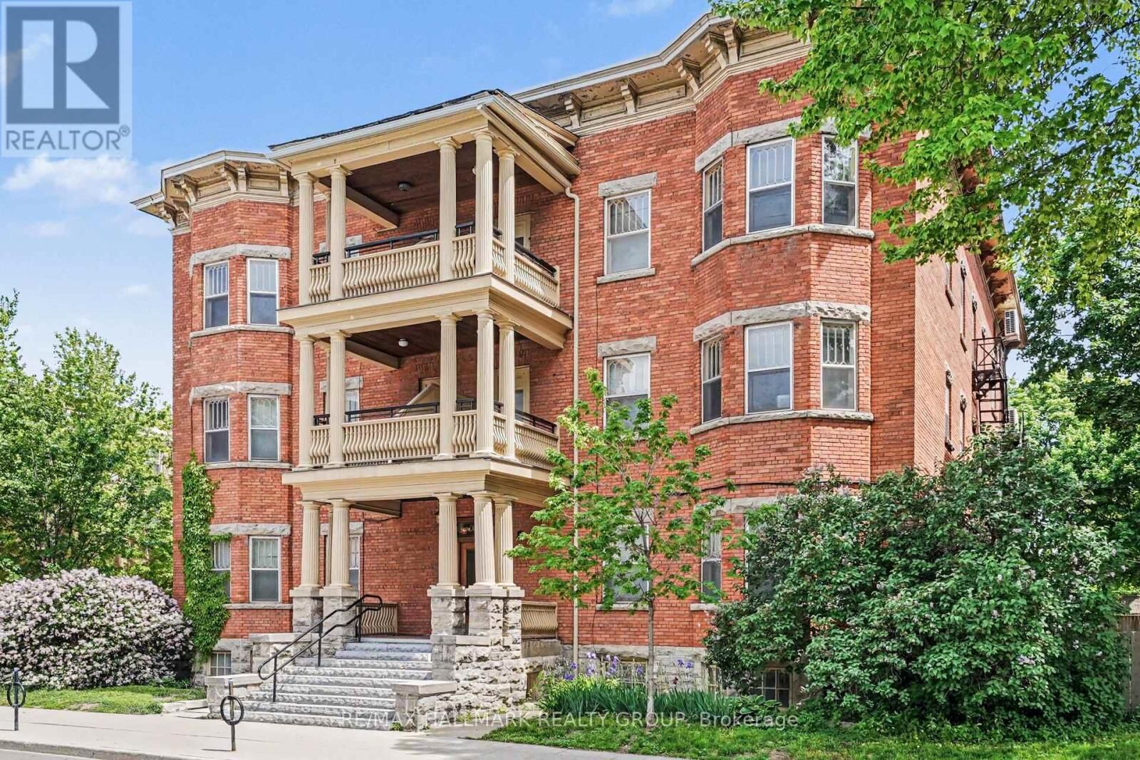 Property Photo:  413 Elgin Street 4  ON K2P 1N4 