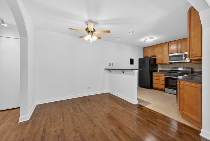 Property Photo: 706 Marilyn Avenue 204 IL 60139