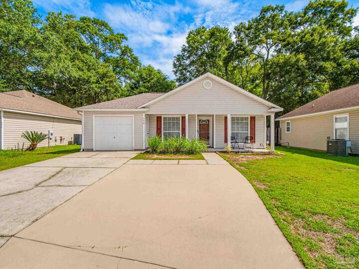 Property Photo: 640 Calderwood Ct FL 32534