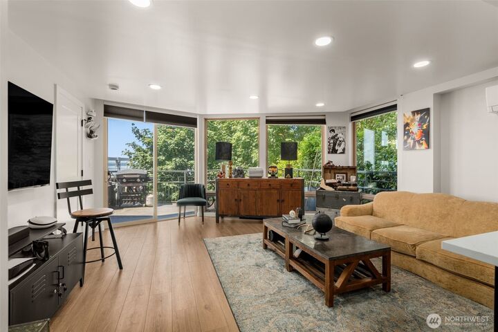 Property Photo: 507 W Mercer St 401 WA 98119