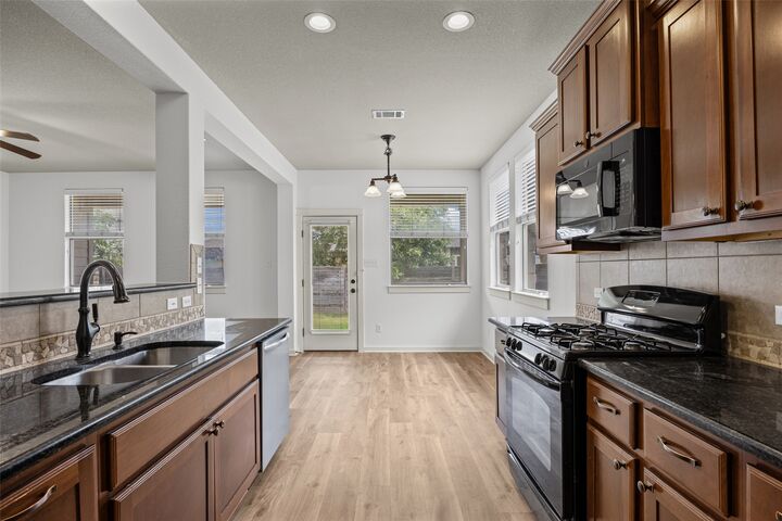 Property Photo:  331 Rosemary Hollow  TX 78610 