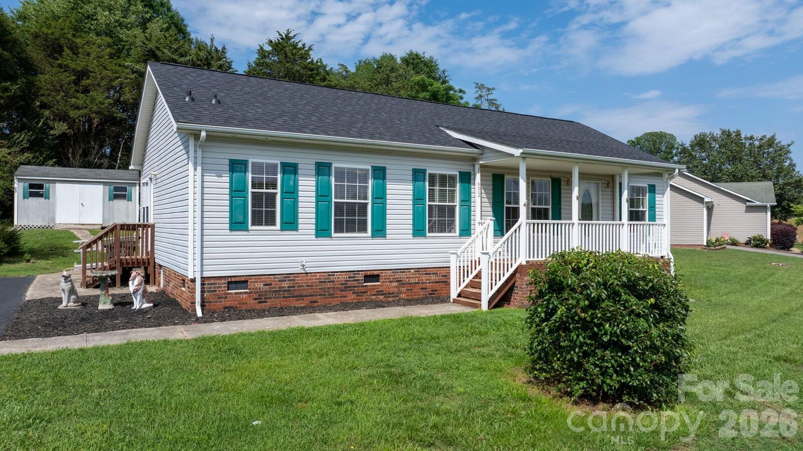 Property Photo:  952 Eastern Ridge Drive  NC 28658 