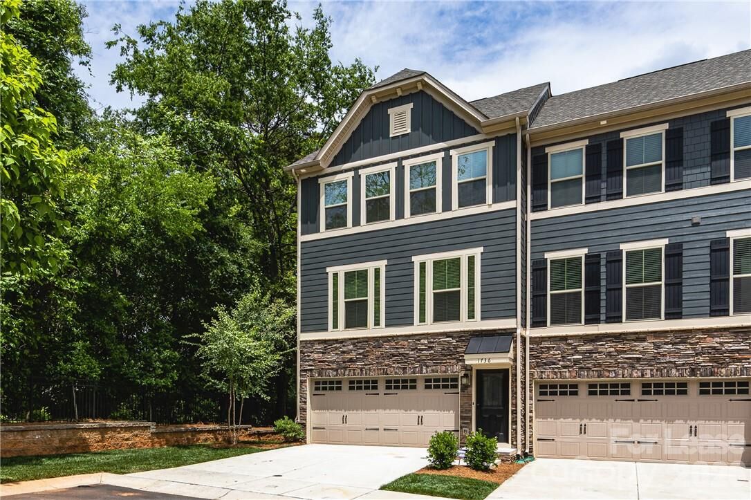 Property Photo:  1736 Town Oak Lane  NC 28205 