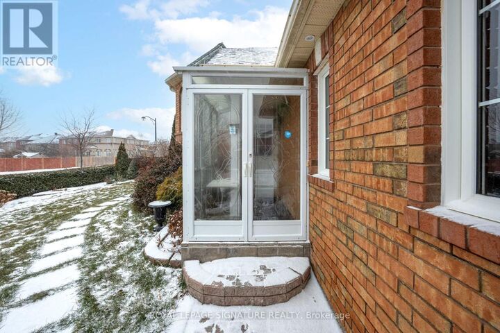 Property Photo:  687 Twain Avenue  ON L5W 1K7 