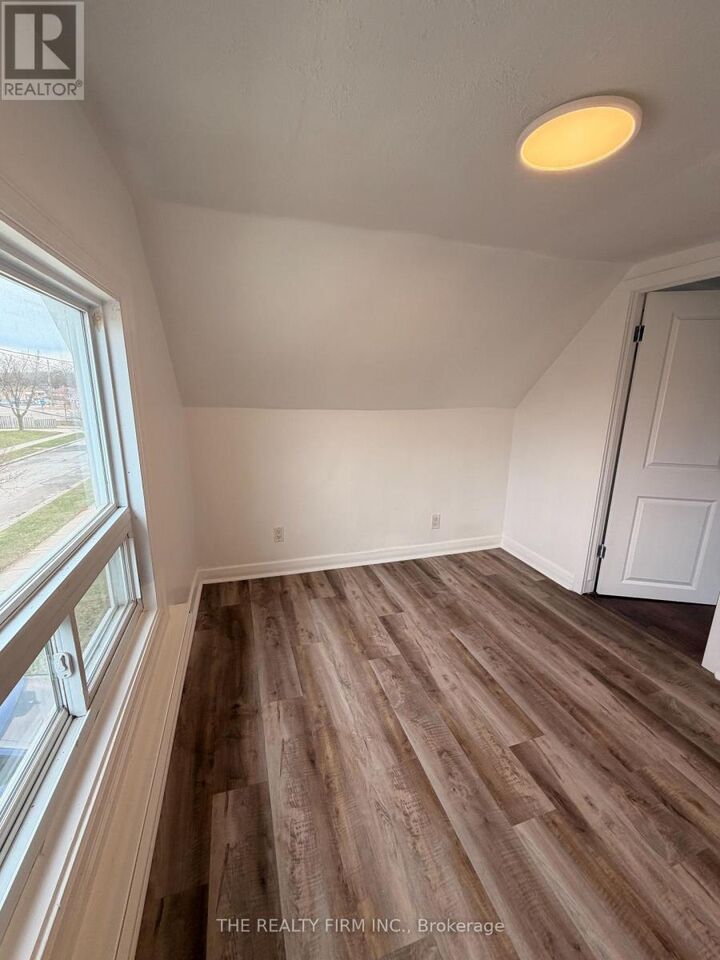 Property Photo:  25 Glenwood Avenue Upper  ON N5Z 2P7 