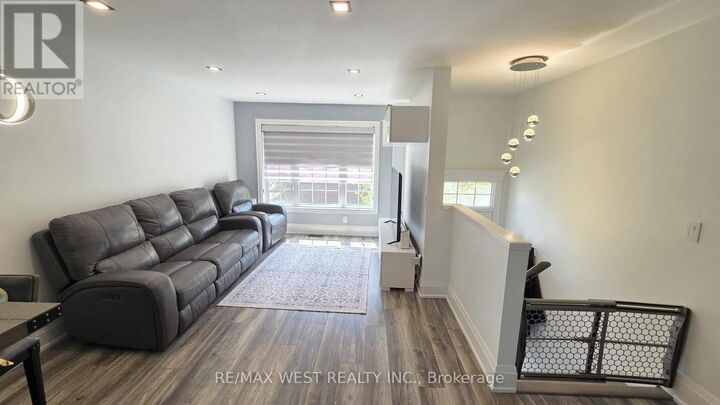 Property Photo:  3020 Cedarglen Gate 33  ON L5C 4S7 