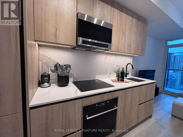 Property Photo:  127 Broadway Avenue 2104  ON M4P 1V4 
