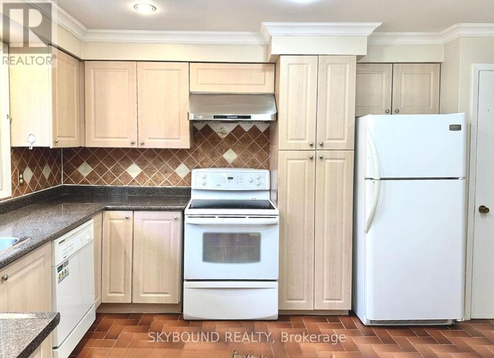 Property Photo:  33 Yatesbury Road  ON M2H 1G1 