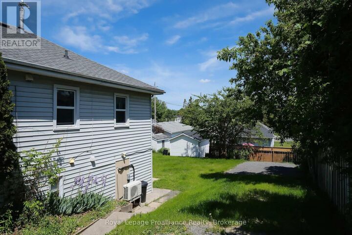 Property Photo:  100 Crown Street  ON K8V 1P4 