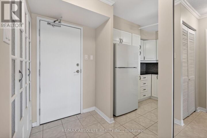 Property Photo:  545 St Laurent Boulevard 806  ON K1K 4H9 