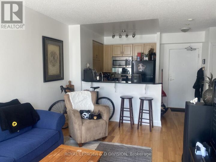 Property Photo:  2495 Dundas Street West 208  ON M6P 1X4 