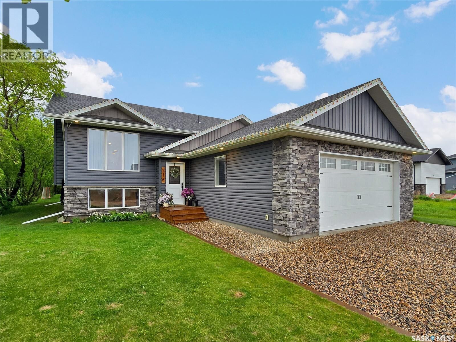 Property Photo:  216 Willow Crescent  SK S0K 4R0 