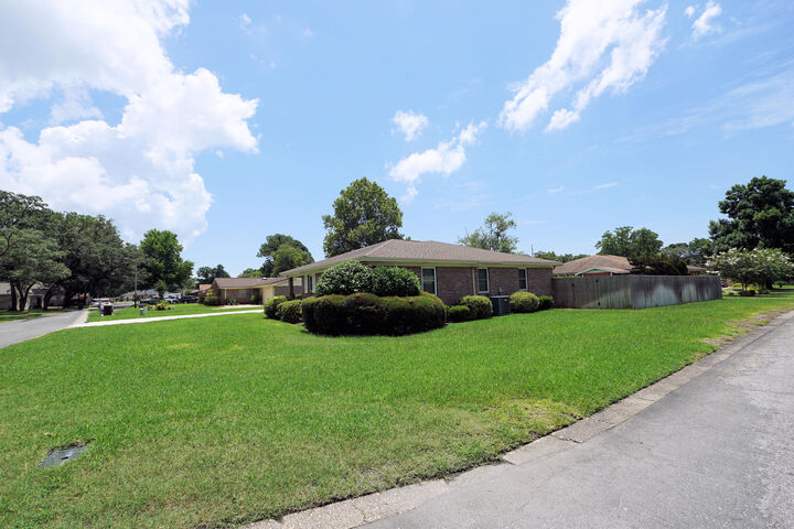 Property Photo: 208 Dumaine Court FL 32547