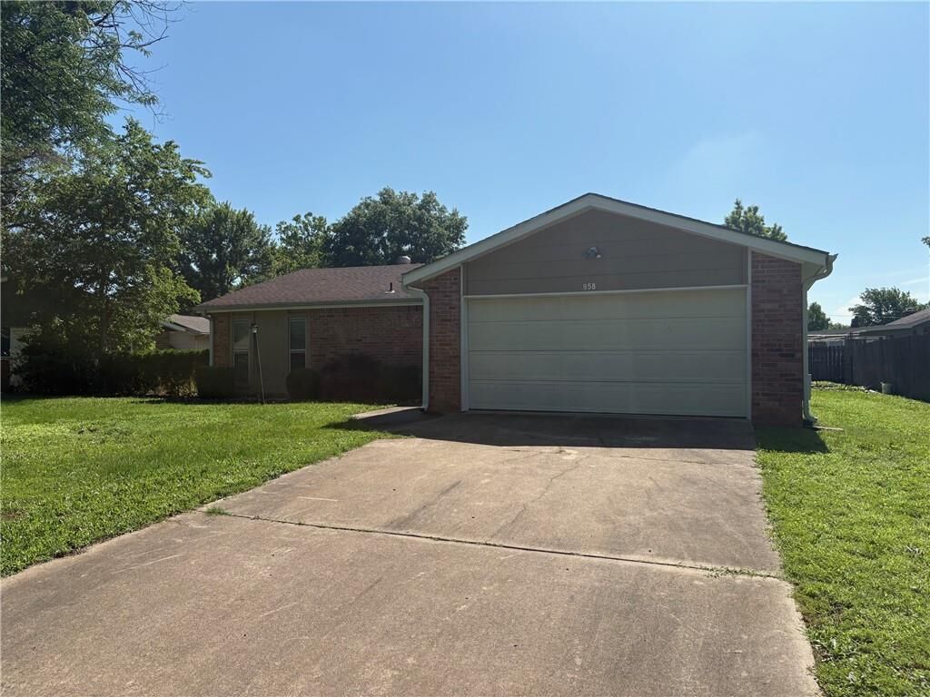 Property Photo:  958 Crescent Drive  KS 67301 