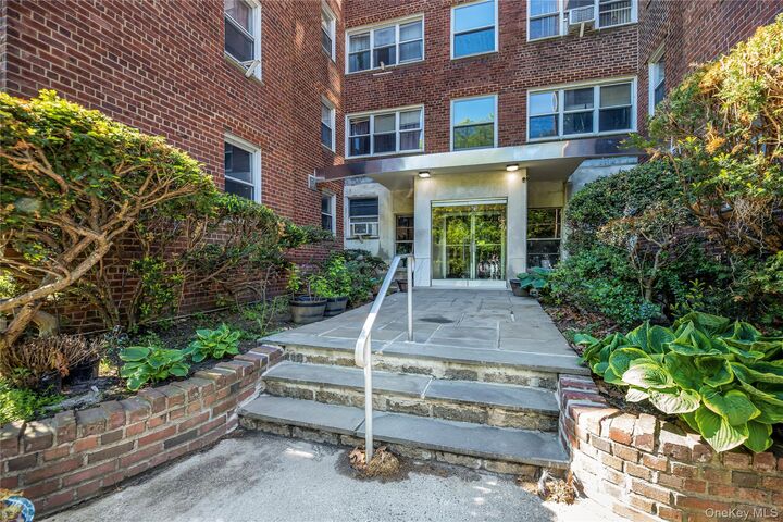 Property Photo:  1234 Midland Avenue 1C  NY 10708 