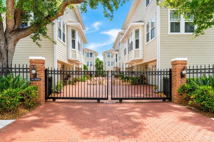 Property Photo: 3315 W De Leon Street 15 FL 33609