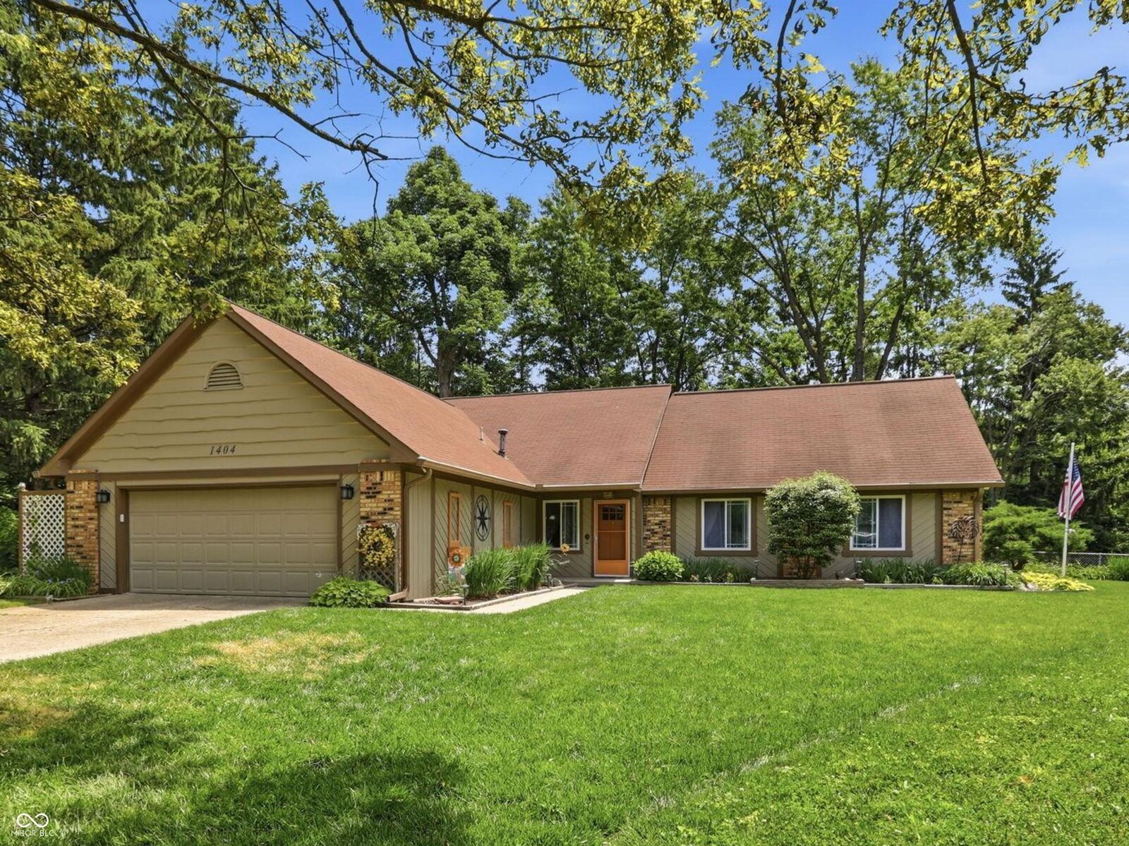 Property Photo:  1404 Delbrook Circle  IN 46260 