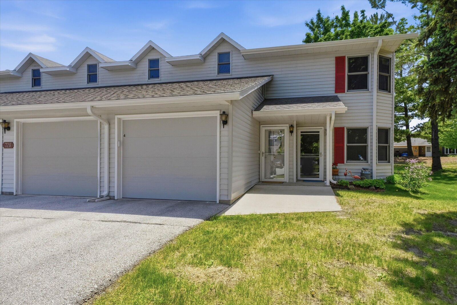 Property Photo: 728 Woodview Ave WI 53085