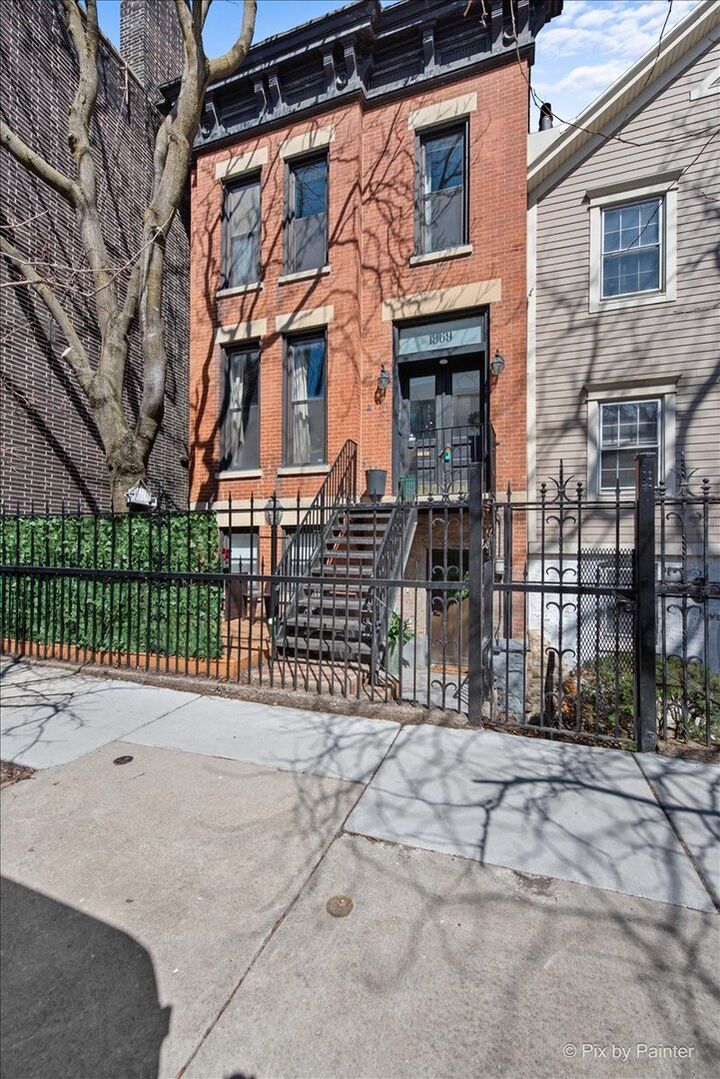 Property Photo: 1969 N Lincoln Avenue 1 IL 60614