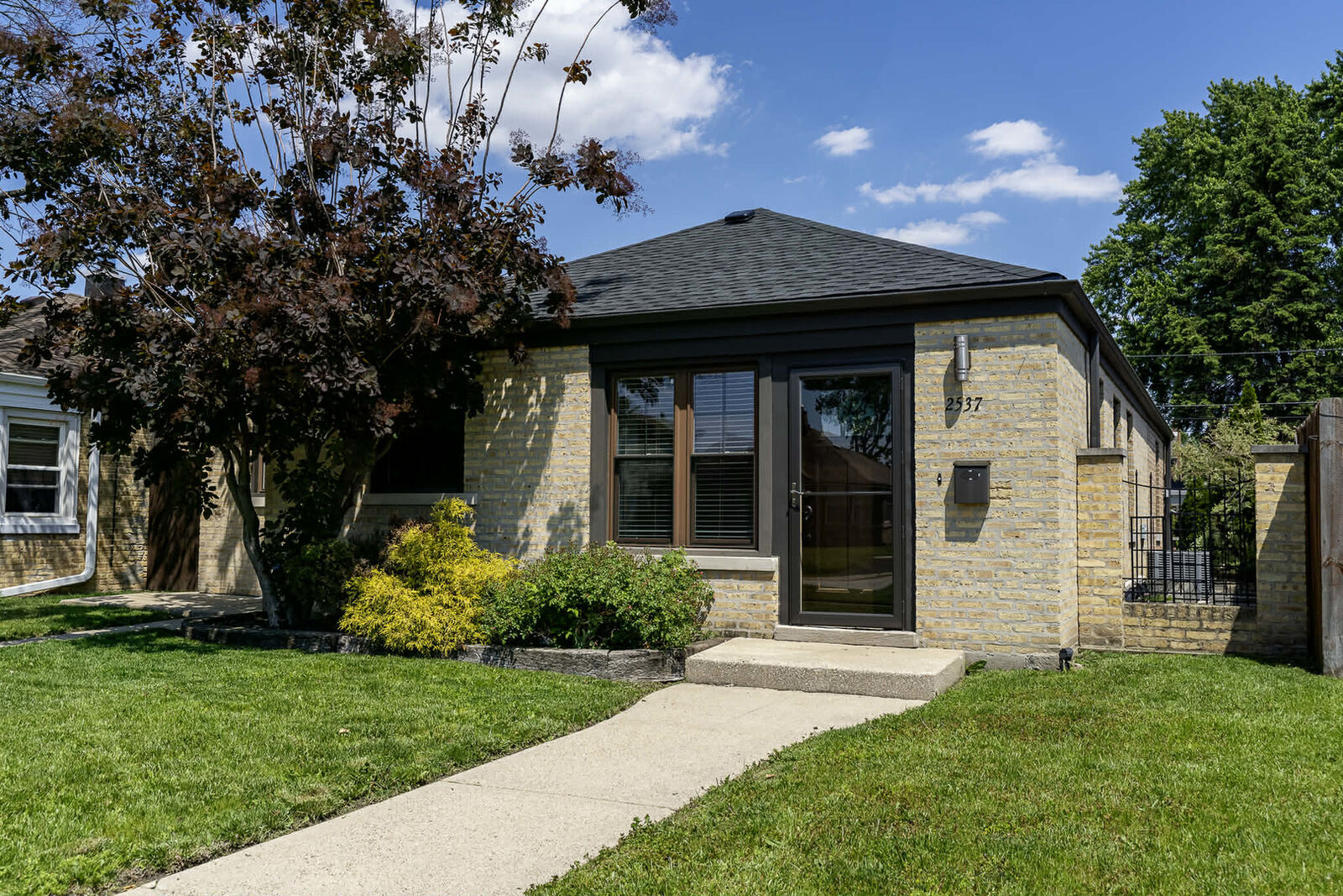 Property Photo: 2537 Willow Street IL 60131