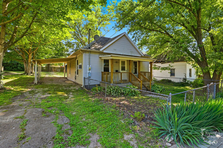 Property Photo:  714 W South 9th Street  IL 62565 