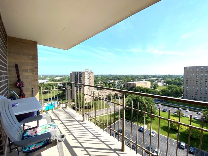Property Photo:  7033 N Kedzie Avenue 1414  IL 60645 