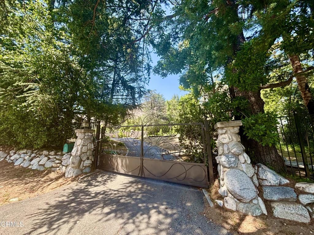 Property Photo:  1945 E Altadena Drive E  CA 91001 