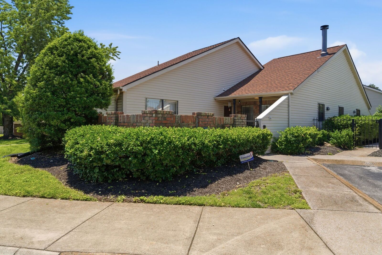 Property Photo: 301 Laurel Hill Dr TN 37138