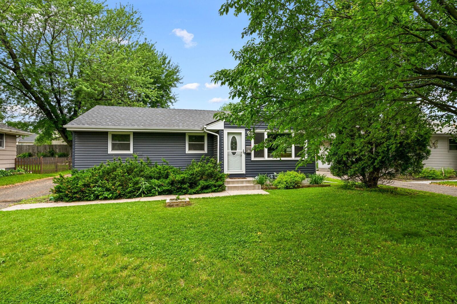 Property Photo:  1031 Sumter Avenue N  MN 55427 