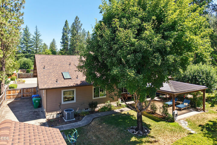 Property Photo:  1025 Anglers Place  OR 97539 