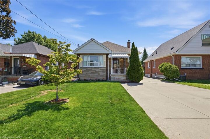 Property Photo:  133 Beland Avenue S  ON L8K 3T5 