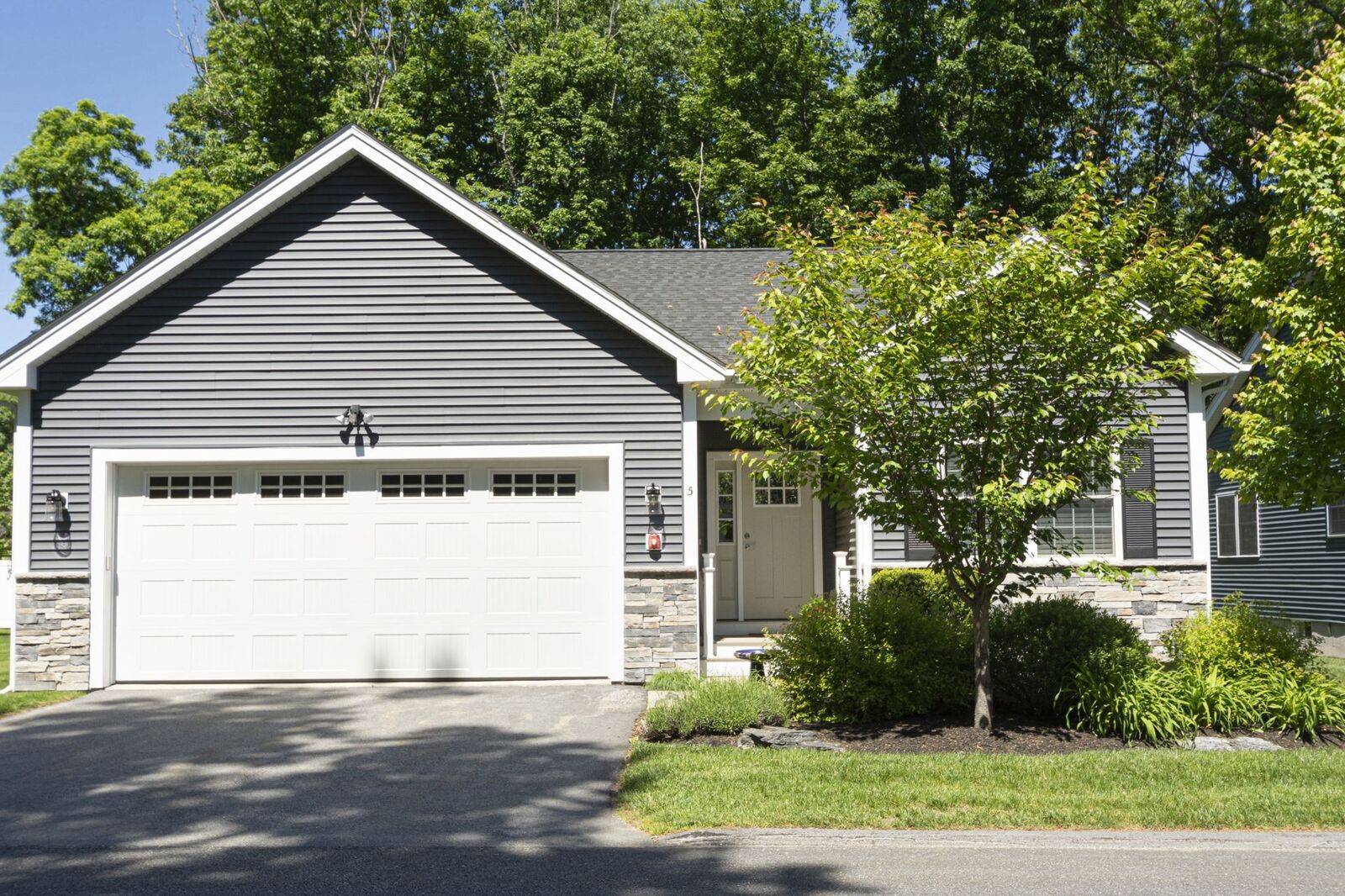 Property Photo:  5 Abby Ln 5  MA 01545 