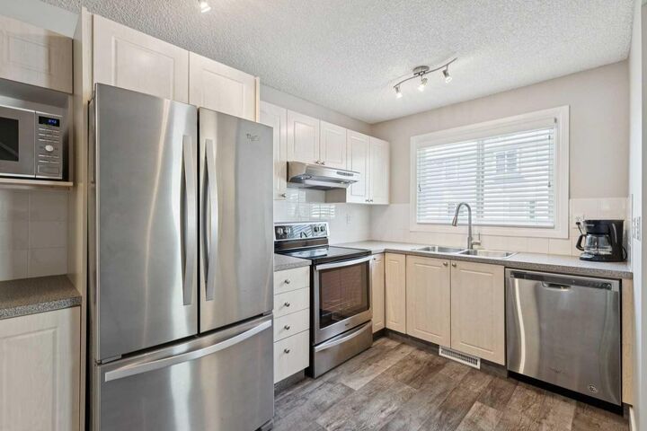 Property Photo:  4810 40 Avenue SW 83  AB T3E 1E5 