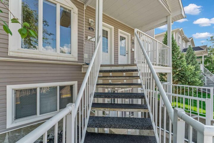 Property Photo:  156 Somerset Lane SE  AB T1B 0E6 