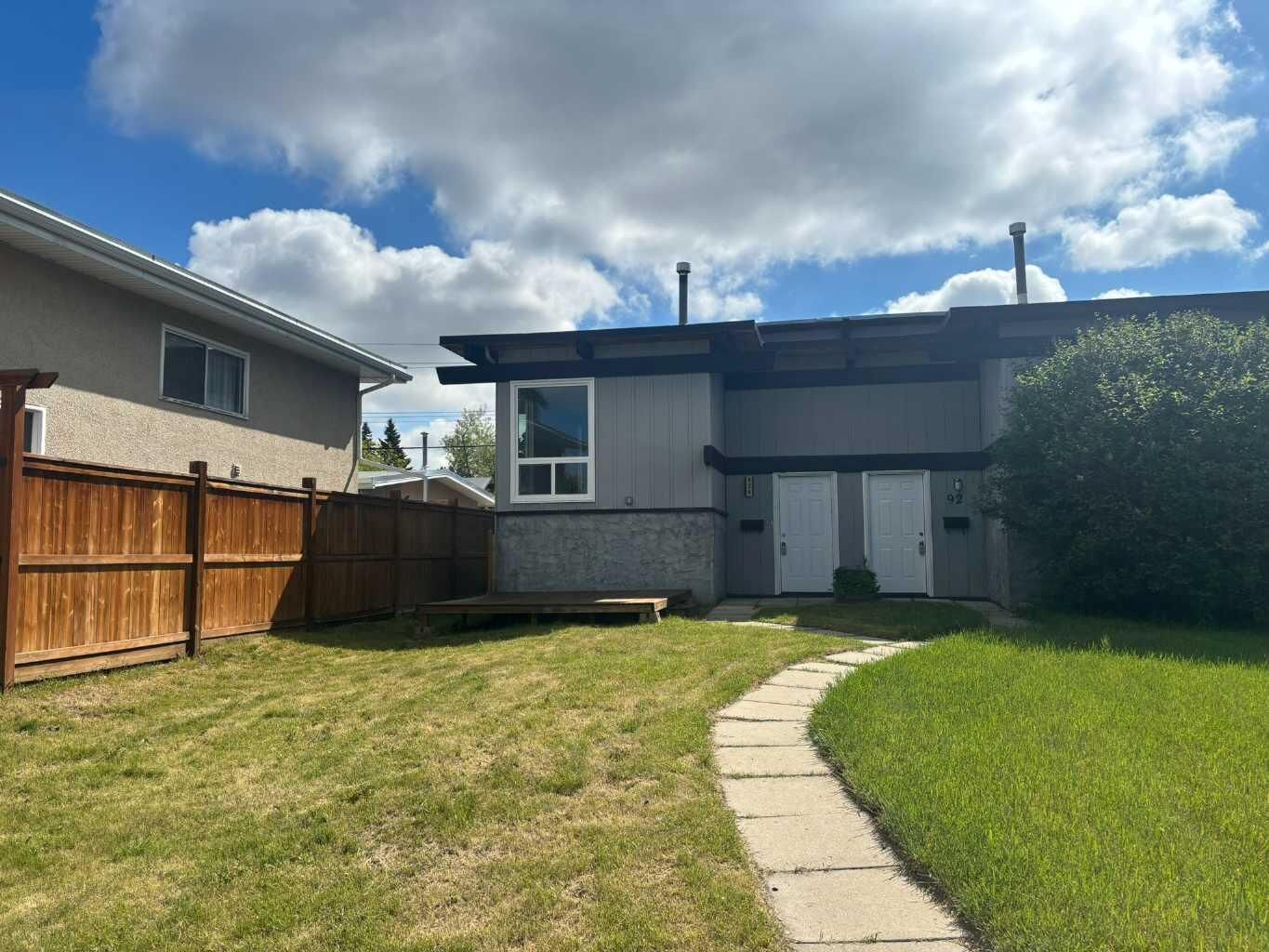 Property Photo:  92A Queen Isabella Close SE  AB T2J 3R1 