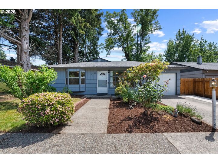 Property Photo:  3215 E 30th St  WA 98661 