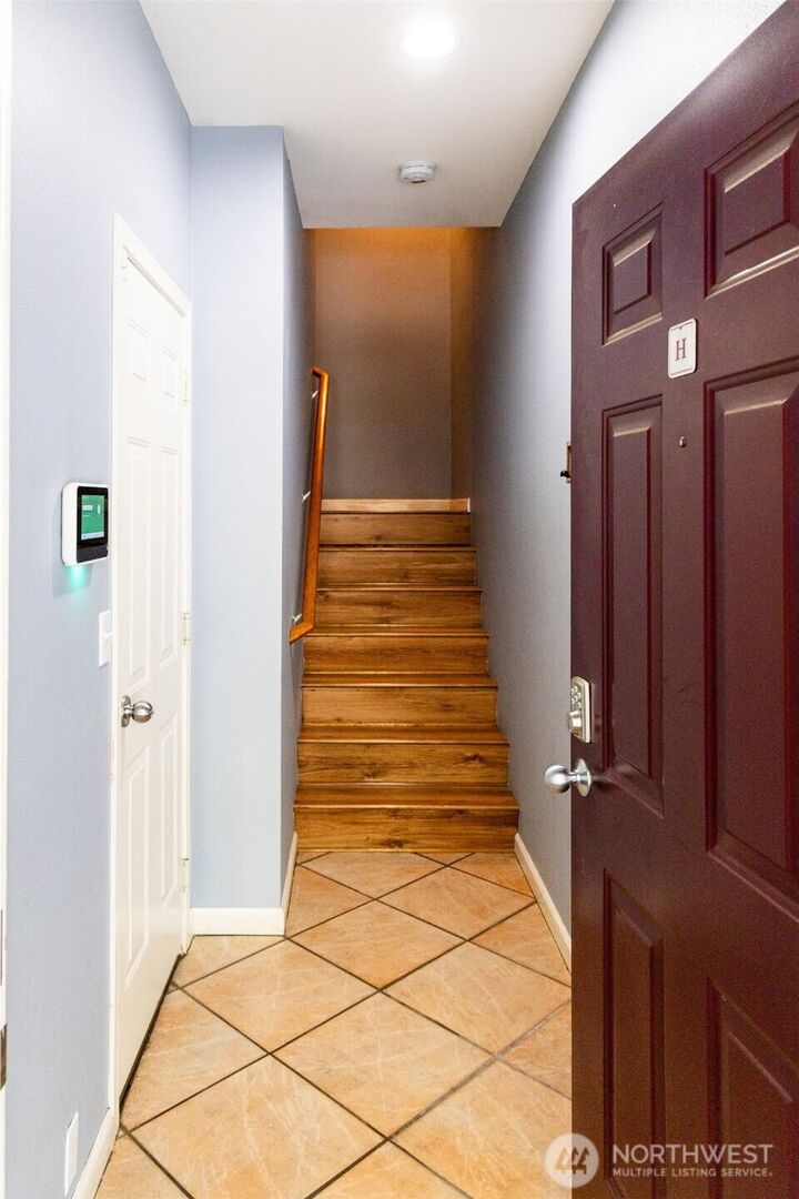Property Photo: 420 S 46th Place H WA 98055