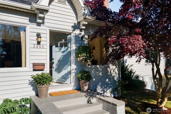 Property Photo:  3260  42nd Avenue SW  WA 98116 